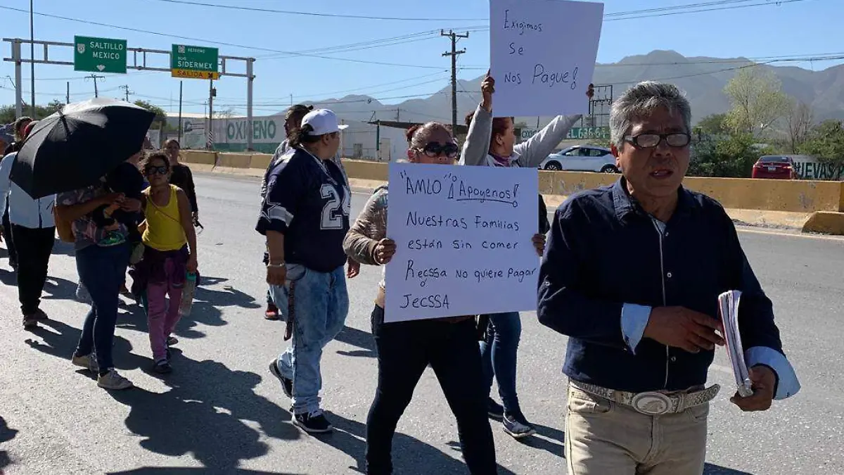 24 Trabajadores se manifiestan por adeudos de AHMSA